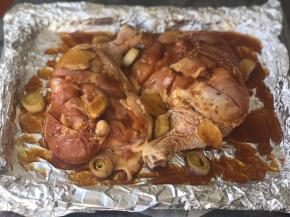 腌好的鸡腿皮朝下放在铺了锡纸的烤盘上，将料汁调料一并倒入，倒的时候均匀淋在鸡腿上。