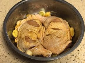 加入葱姜及配料表中除烧烤料和麦芽糖水外，所有调料的4分之3涂抹到鸡腿的正反两面，腌制3小时以上，中途要翻面一次。