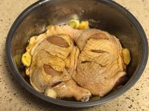 加入葱姜及配料表中除烧烤料和麦芽糖水外，所有调料的4分之3涂抹到鸡腿的正反两面，腌制3小时以上，中途要翻面一次。