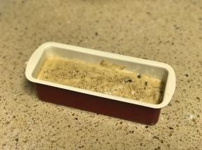 将面糊倒入铺了油纸的模具中，上面撒上芝麻。入炉前震一下消除气泡。配方量是一个7寸模具的量，我做了两倍的。