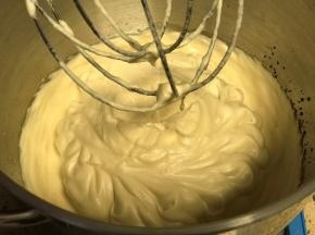 蛋白分三次加红糖打至硬性发泡。