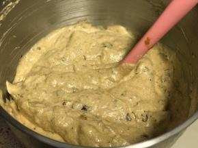 然后分三次将蛋白和红枣蛋黄糊混合均匀，依然用翻拌的手法以免消泡。