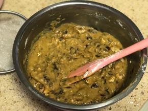 筛入低粉翻拌均匀，最后加入核桃碎稍混匀即可。