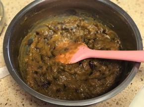 煮好的枣泥挑出枣核，记得要挑出一开始记住的数量别遗漏了，搅拌成泥状，加入蛋黄拌匀。