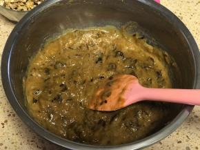 加入玉米油和70克水或牛奶搅拌均匀。