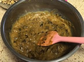 加入玉米油和70克水或牛奶搅拌均匀。