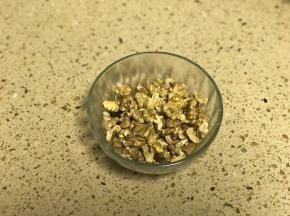 核桃仁烤熟后弄成小块儿，不要太碎。