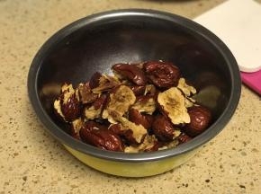 大枣洗净去核，核先不扔，数好几个核。