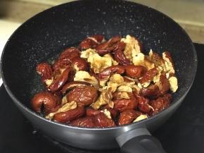 大枣连核一起倒入不粘锅，然后加入300克水或牛奶，小火炖煮。
