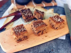 出炉后晾凉切块，无需倒扣。