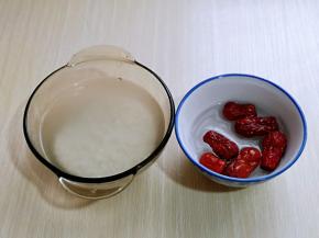 大米淘干净，红枣，纯净水泡10分钟！