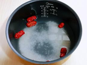 电饭煲中加入纯净水，再加入泡过的米与枣。