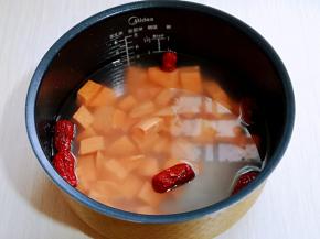 再加入切好的红薯块。