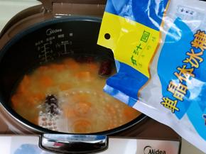 启动电饭煲煮粥模式，自动默认时间为2小时，电饭煲工作停止前15分钟加入冰糖。(我用的单晶体冰糖，白砂糖化精结成的冰糖，小颗粒冰糖，储存更方便)