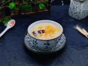 这碗粥特别适合寒冷的清晨，甘甜营养还补血。