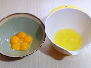 蛋黄和蛋清，分别再无油无水的容器里。