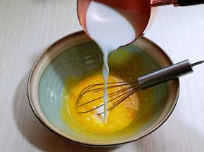 先做蛋黄糊，蛋黄用手动打蛋器打散，加入牛奶继续打均匀至看不到牛奶。