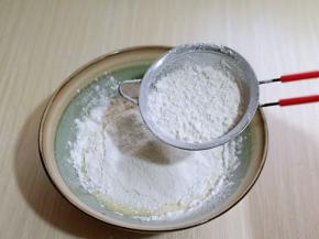 筛入低筋面粉，用手动打蛋器拌均匀，看不到面粉为止(拌的时候使用手动打蛋器呈Z字形状来回搅动，不要转圈搅拌，以免起筋。)