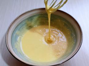 这样蛋黄糊就做好了，放在旁边备用。(面糊提起打蛋器轻松顺滑的滴落下去，且无干粉。)