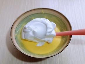 用硅胶刀取三分之的蛋白放入蛋黄糊容易中，翻拌均匀(切记手法，不要划算搅拌，以免消泡) 从底下往上翻拌，手法要轻。