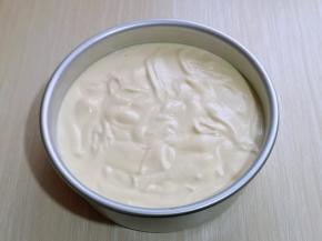 拌好的蛋糕糊，细腻光滑，饱满，倒入蛋糕模具中。将蛋糕模具，从上往下摔模具，震出气泡。(可以多摔几次)