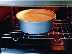 烤箱150度预热5分钟，模具放烤箱下层。