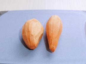 首先将红薯去皮，洗干净。(我用了两个，根据自己胃口增减)