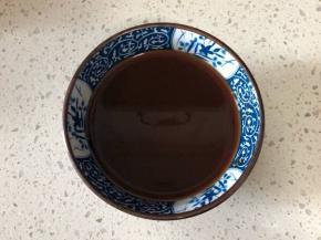 先调糖醋酱汁：番茄酱2汤匙、生抽1汤匙、香醋2汤匙、白糖1汤匙、半碗水搅拌均匀