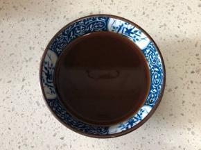 先调糖醋酱汁：番茄酱2汤匙、生抽1汤匙、香醋2汤匙、白糖1汤匙、半碗水搅拌均匀