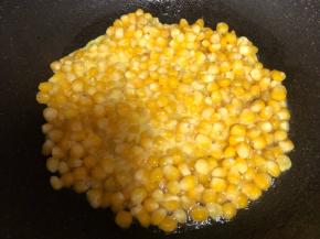 锅中油烧热（平时炒菜的油量就行），放玉米粒小火煎稍微定型