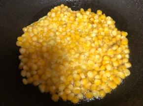 锅中油烧热（平时炒菜的油量就行），放玉米粒小火煎稍微定型