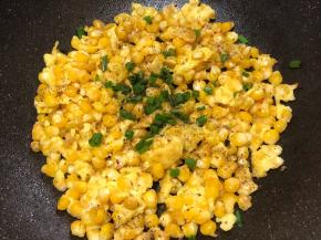 翻炒碎继续煎，煎至微黄，撒孜然粉和葱花