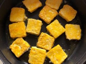 把豆腐依次放进去煎两面金黄