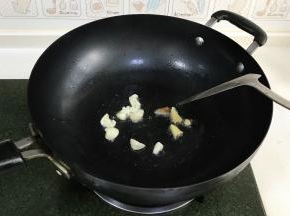 开火，热锅冷油，待食用油7成热时，把蒜和姜片放入锅中爆香。