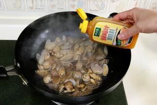 最后倒入一小匙鲜鸡汁调味提鲜，翻炒均匀即可出锅。