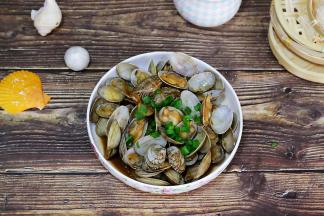 出锅后立刻撒上少许葱花。