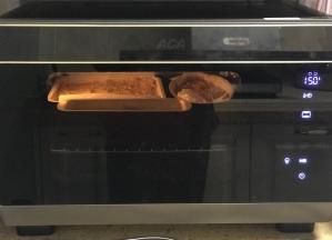 烤箱提前预热，选择烧烤功能150度预热5分钟，放入蒸箱中层，上下火150度烤60分钟左右。