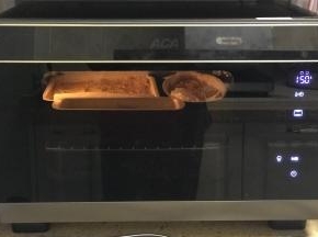 烤箱提前预热，选择烧烤功能150度预热5分钟，放入蒸箱中层，上下火150度烤60分钟左右。