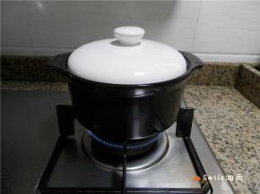 大火烧沸腾后，改用小火煎煮，直至只剩1碗水的量（大约25分钟左右）。