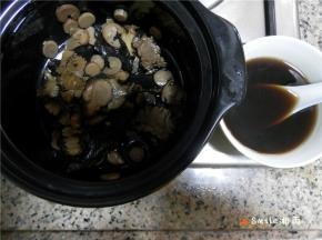 熬好后倒出药汁。