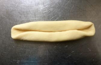 两边向中心折。