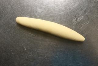 ，用手轻轻搓圆，两头尖一些，收口朝下放置。