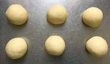 排气，分割成六个小面团，滚圆，醒面15分钟。