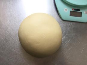 除黄油外，所有材料揉成面团后再加入黄油，揉至扩展阶段后进行基础发酵。