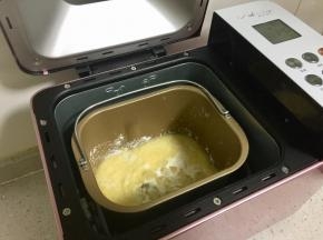 面包桶卡入面包机，倒入冰糖、玉米淀粉、挤入半个柠檬。