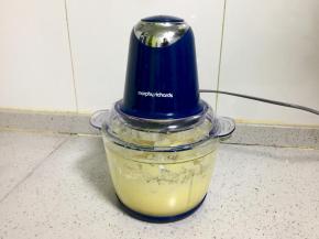 把菠萝块和苹果块放入料理机打成泥