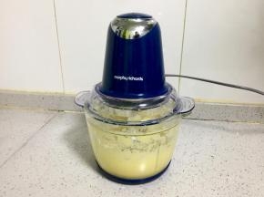 把菠萝块和苹果块放入料理机打成泥