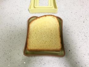 盖上另一片吐司片