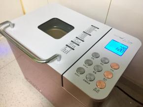 然后开启面包机的果酱程序，然后就等待程序结束吧。如果没有面包机，可以放入不粘的锅里煮，边煮边搅拌，防止糊锅。