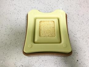 盖上另一半模具，用力压紧，然后把吐司边去掉，口袋三明治就做好了。